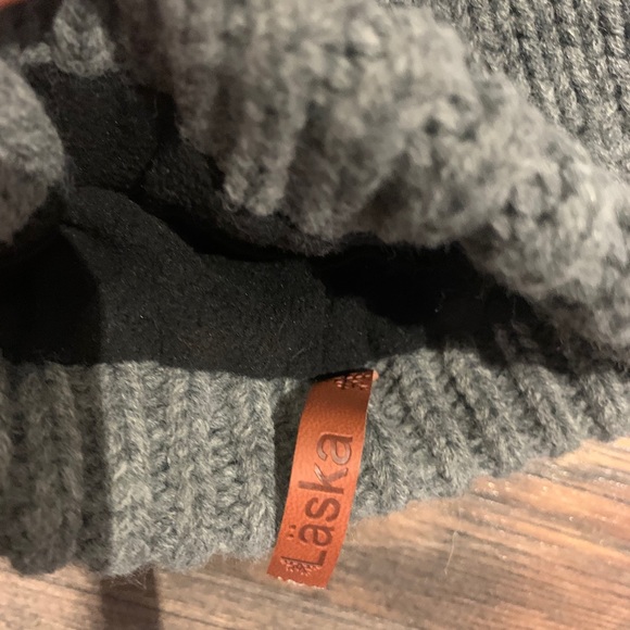 Grey and white beanie - Picture 2 of 2